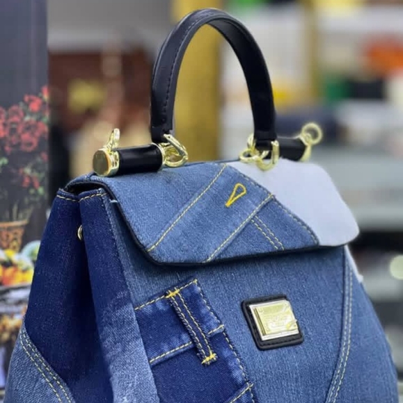 Meet your Posher, Kelly - Picture 1 of 1